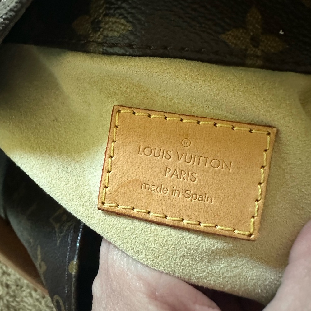 Louis Vuitton Artsy Black and Tan Shoulder Bag with Monogram - Picture 15 of 17